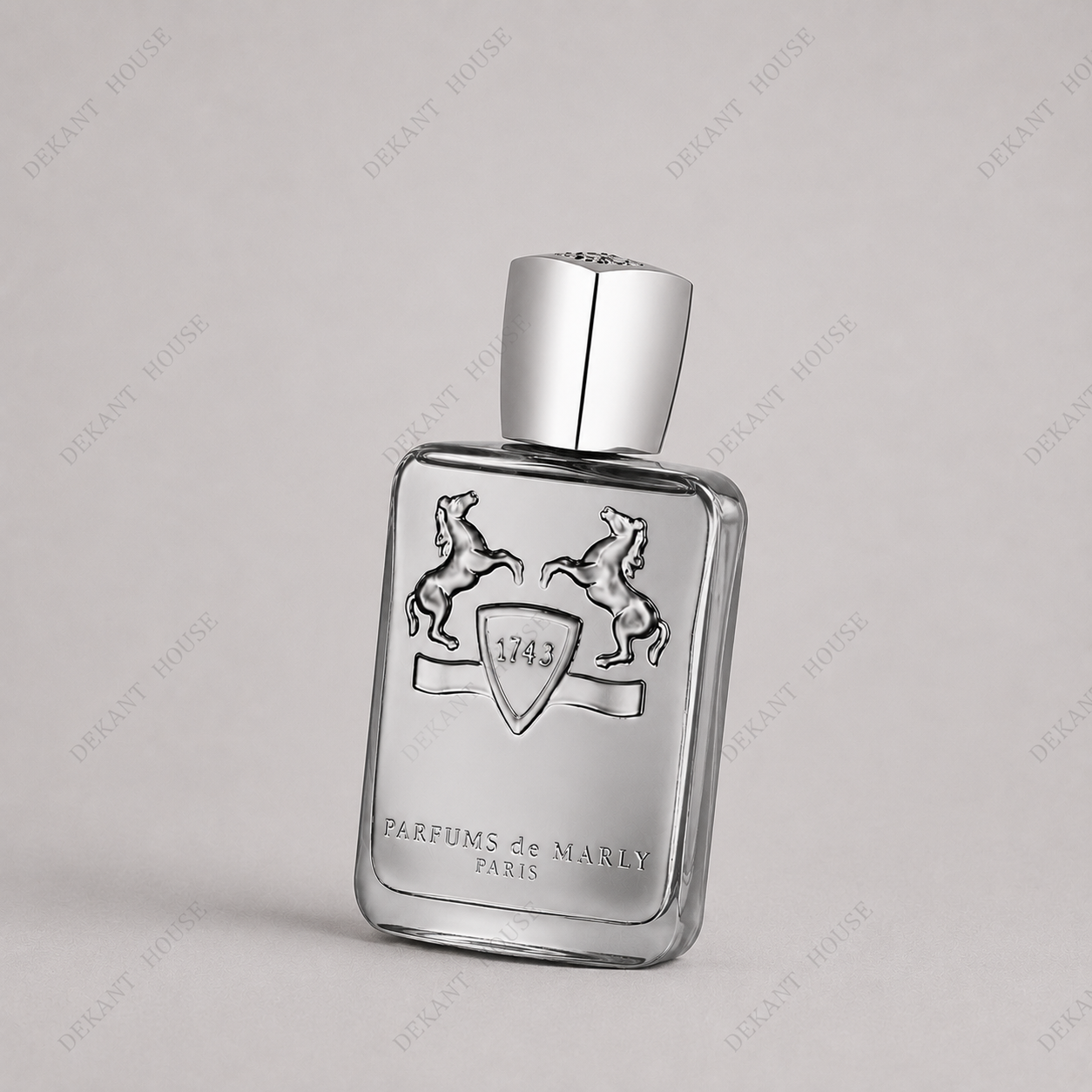 Parfums de Marly Castley EDP parfüm şişesi 45 derece açılı görünüm