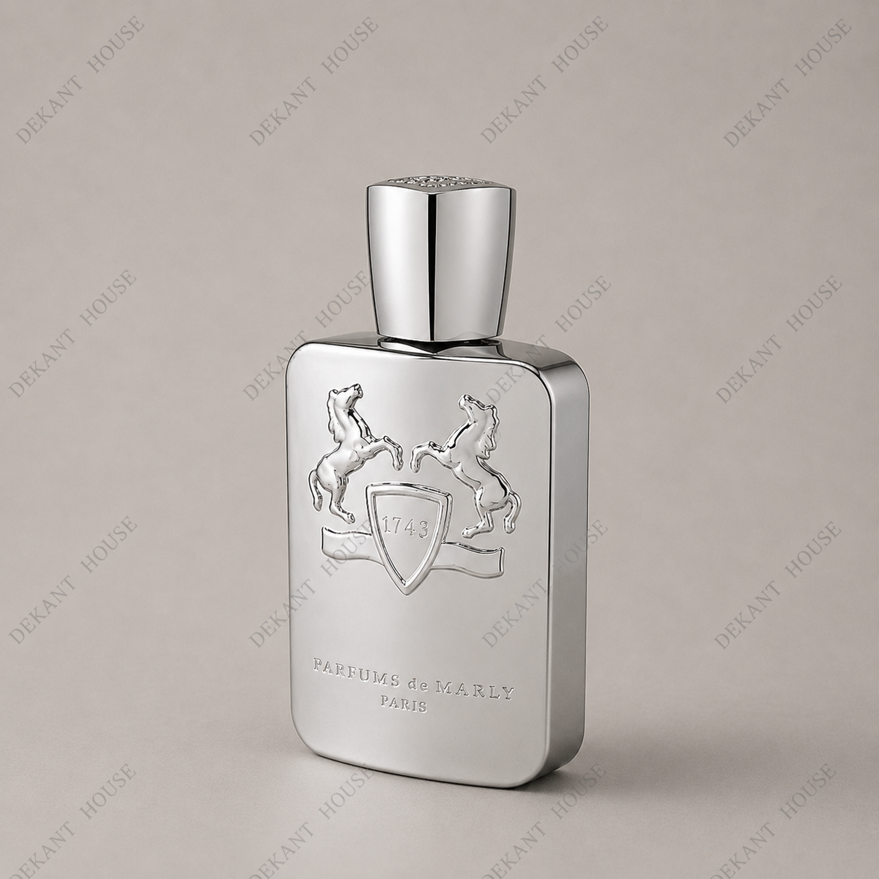 Parfums de Marly Pegasus EDP parfüm şişesi 45 derece açılı görünüm