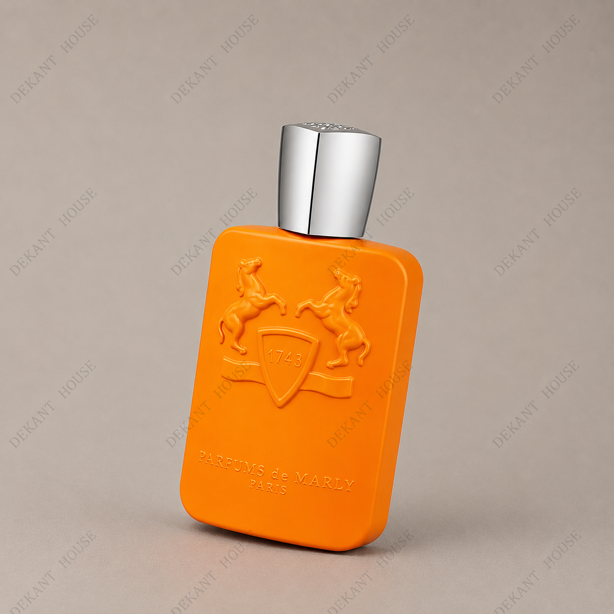 Parfums de Marly Perseus EDP parfüm şişesi 45 derece açılı görünüm
