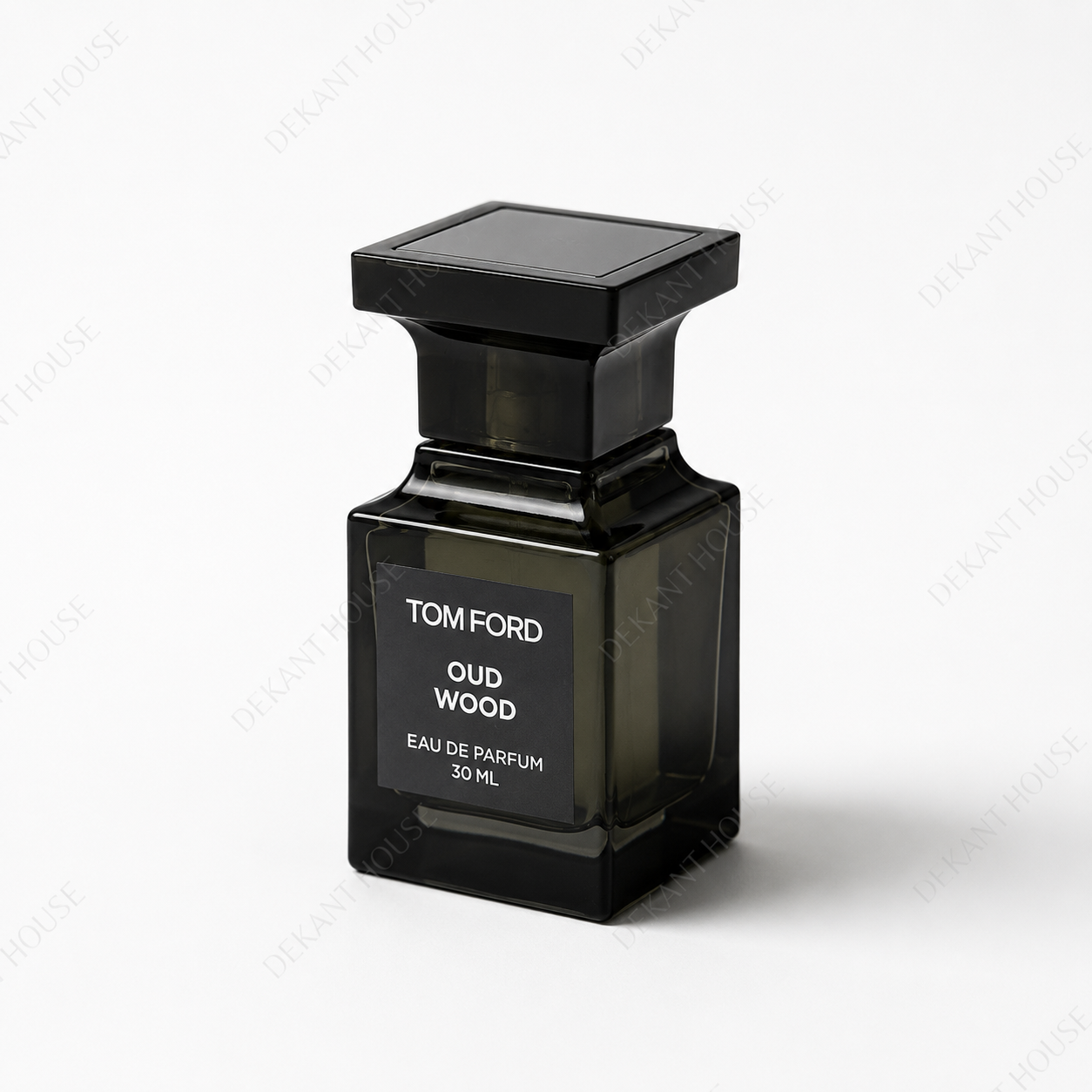Tom Ford Oud Wood EDP parfüm şişesi 45 derece açılı görünüm